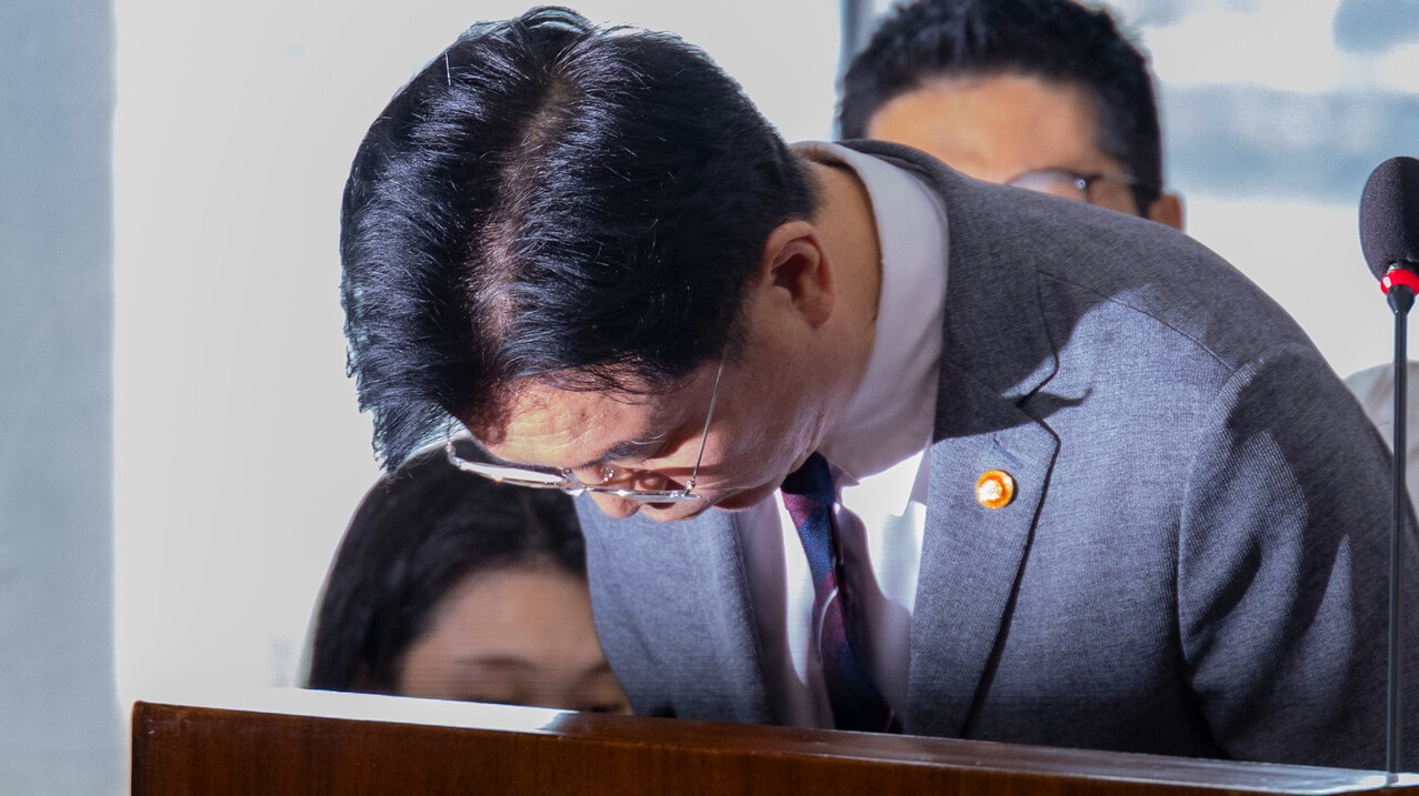 ▲김영훈 고용노동부 장관이  20일 국회에서 열린 환경노동위원회 전체 회의에 출석해 전날 경북 청도 열차 사고와 관련해 사과하고 있다.  ⓒ 연합뉴스