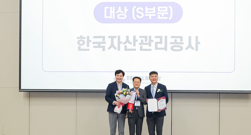 ▲ 26일 부산항 국제전시컨벤션센터에서 개최된 2025년 제4회 한국 ESG 혁신정책대상 시상식에서 이종국 캠코 기업지원부문 총괄이사(가운데)가 S(사회)부문 대상을 수상하고 관계자들과 기념촬영을 하고 있다. ⓒ 캠코