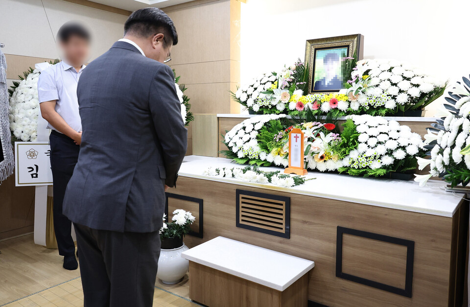 ▲ 윤호중 행정안전부 장관이 이태원 참사 당시 현장에 출동했던 소방대원의 빈소가 마련된 경기 안양 장례식장을 방문해 조문하고 있다. ⓒ 연합뉴스