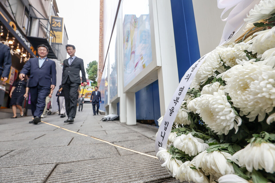 ▲ 윤호중 행정안전부 장관이 서울 용산 이태원 참사 골목 '10.29 기억과 안전의길'을 둘러보고 있다. ⓒ 연합뉴스