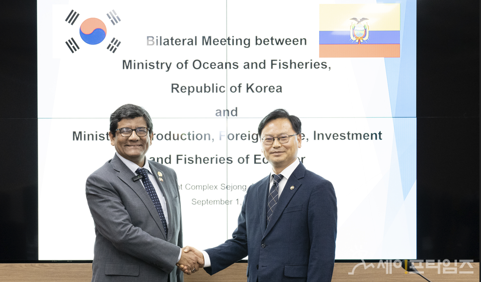 ▲ 김성범 해양수산부 차관(오른쪽)이 루이스 알베르토 하라미요 그란하(Luis Alberto Jaramillo Granja) 에콰도르 생산무역투자수산부 장관과 양국의 해양수산분야 협력방안에 대해 논의하고 있다. ⓒ 해수부