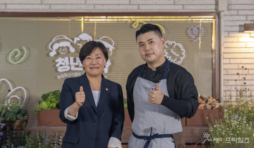 ▲ 송미령 농림축산식품부 장관(왼쪽)이 권성준 셰프(나폴리맛피아)와 함께하는 청년식탁 파인다이닝 행사에 참석해 청년 농부·대학생들과 즐거운 시간을 가졌다. ⓒ 농식품부