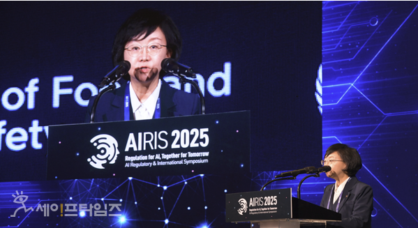 ▲ 오유경 식품의약품안전처장이 국제 인공지능 의료제품 규제 심포지엄(AIRIS)에 참석해 개회사를 하고 있다. ⓒ 식약처