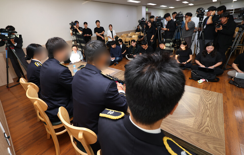 ▲ 갯벌에 고립된 노인을 혼자 구하려다 숨진 고(故) 이재석 경사 팀원들인 인천해양경찰서 영흥파출소 직원들이 이 경사 발인을 앞두고 인천 동구의 한 장례식장에서 기자회견을 하고 있다. ⓒ 연합뉴스