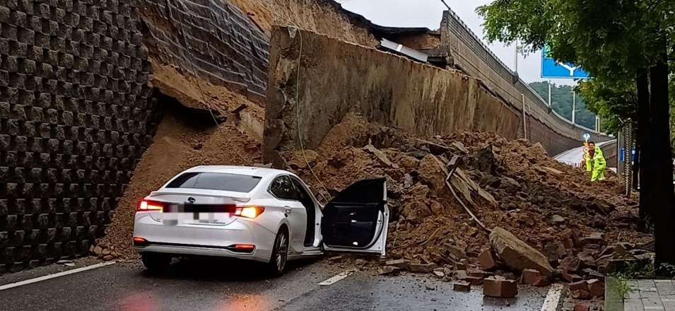 ▲ 지난 16일 경기 오산에 쏟아진 집중호우로 가장교차로  고가도로 옹벽이 붕괴돼 운전자 1명이 사망하는 사고가 발생했다. ⓒ 연합뉴스