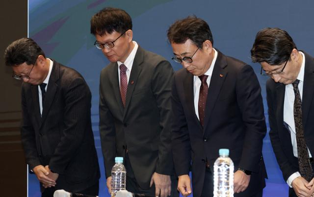 ▲ 유영상(오른쪽 두 번째) SK텔레콤 대표이사를 비롯한 경영진이 사이버 침해 관련 일일 브리핑에서 유심 정보 해킹 사고와 관련해 고개 숙여 사과하고 있다. ⓒ 세이프타임즈