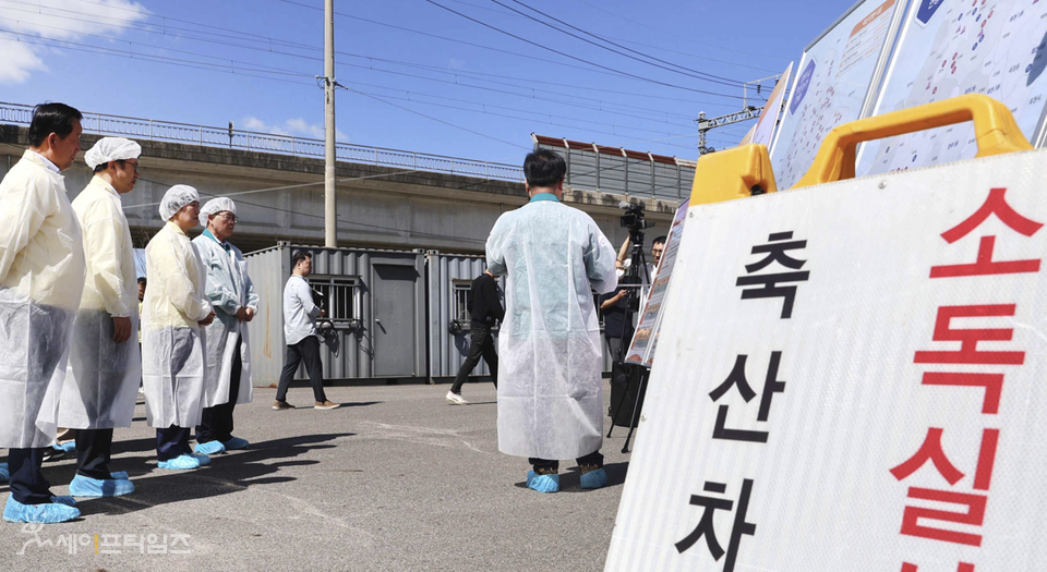 ▲ 송미령 농림축산식품부 장관(왼쪽 세번째)이 경기도 고병원성 조류인플루엔자와 아프리카돼지열병 방역관리 상황을 점검하고 있다. ⓒ 농식품부