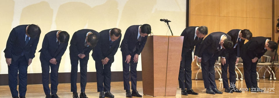 ▲ 조좌진 롯데카드 대표(가운데)가 18일 열린 기자회견에서 해킹 사고 관련 대국민 사과를 하고 있다. ⓒ 이유찬 기자