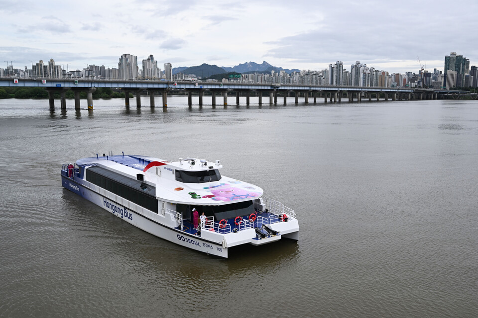 ▲ 한강버스 정식운항 기념 시승식이 열린 지난 18일 서울 영등포구 여의도 선착장에서 한강버스가 물살을 가르고 있다. ⓒ 연합뉴스