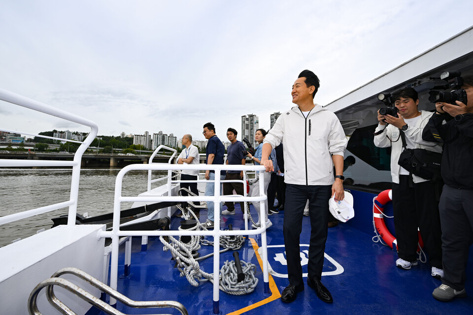 ▲ 한강버스가 정식 운항을 시작한 지난 18일 서울 여의도에서 출발한 한강버스에 승선한 오세훈 서울시장이 시승 체험하고 있다. ⓒ 연합뉴스