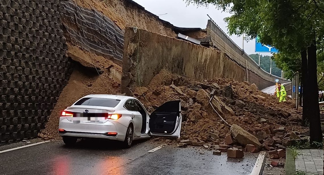 ▲ 경찰이 오산에서 발생한 옹벽 붕괴사고와 관련해 시청공무원들을 업무상 과실치사 혐의로 4일 입건했다. ⓒ 경기도소방재난본부