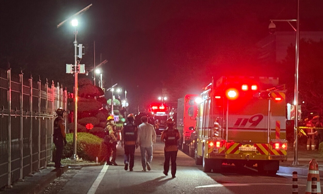 ▲ 27일 대전 국가정보자원관리원에서 발생한 화재를 진압하기 위해 소방당국이 현장으로 출동했다. ⓒ 연합뉴스
