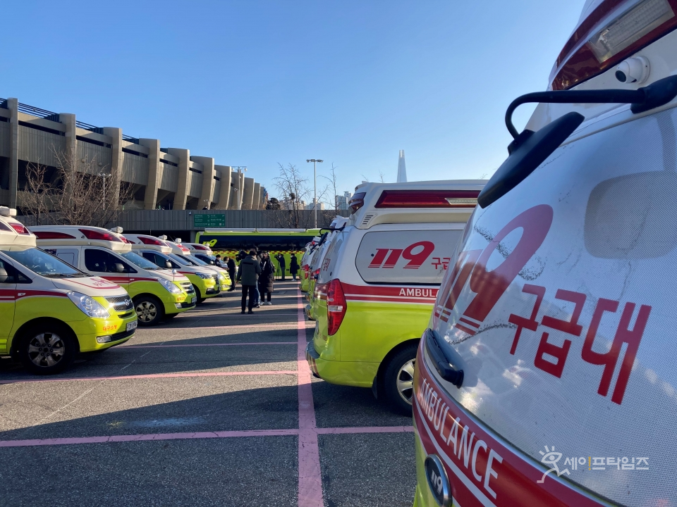 ▲ 지난해 12월 수도권 지역 구급차 동원령에 따라 잠실종합운동장에서 119 구급대가 집결해 있다. ⓒ 세이프타임즈 DB
