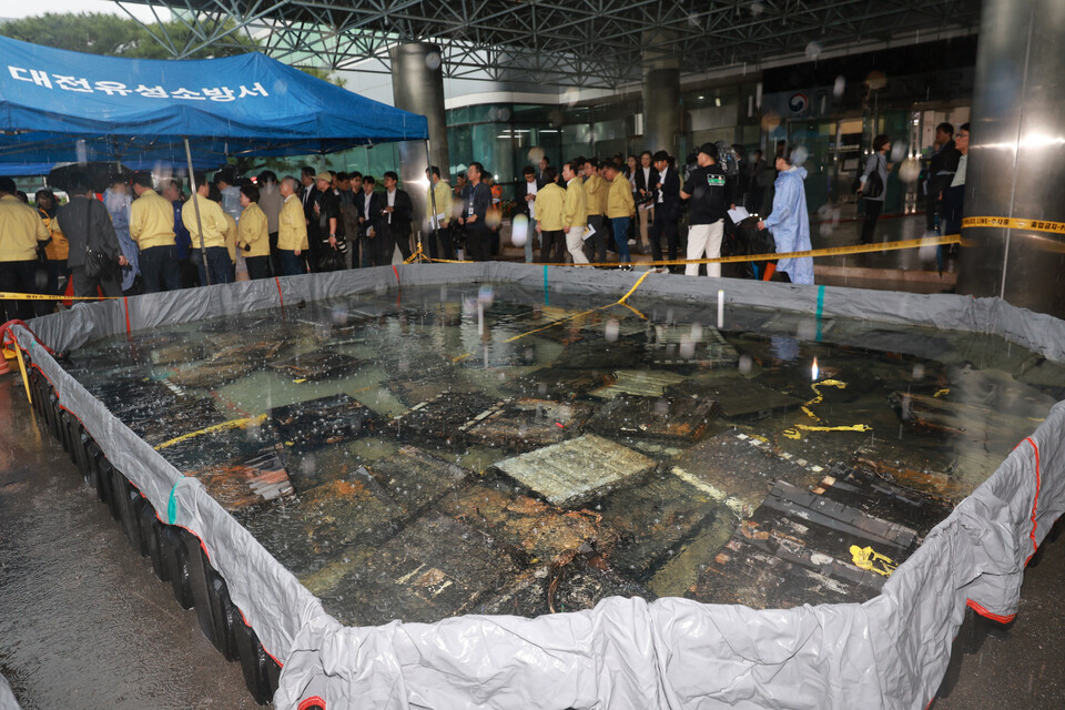 ▲ 대전 유성구 국가정보자원관리원 화재로 인해 불에 탄 리튬이온 배터리가 소화수조에 담겨 있다. ⓒ 연합뉴스