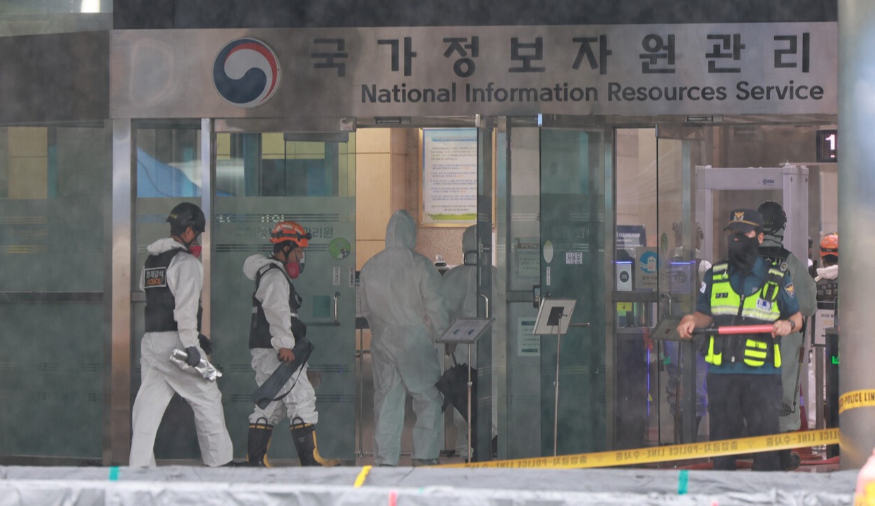 ▲ 28일 대전 유성구 국가정보자원관리원 화재 현장에서 합동감식을 위해 소방·경찰·국립과학수사연구원 관계자들이 이동하고 있다. ⓒ 연합뉴스 