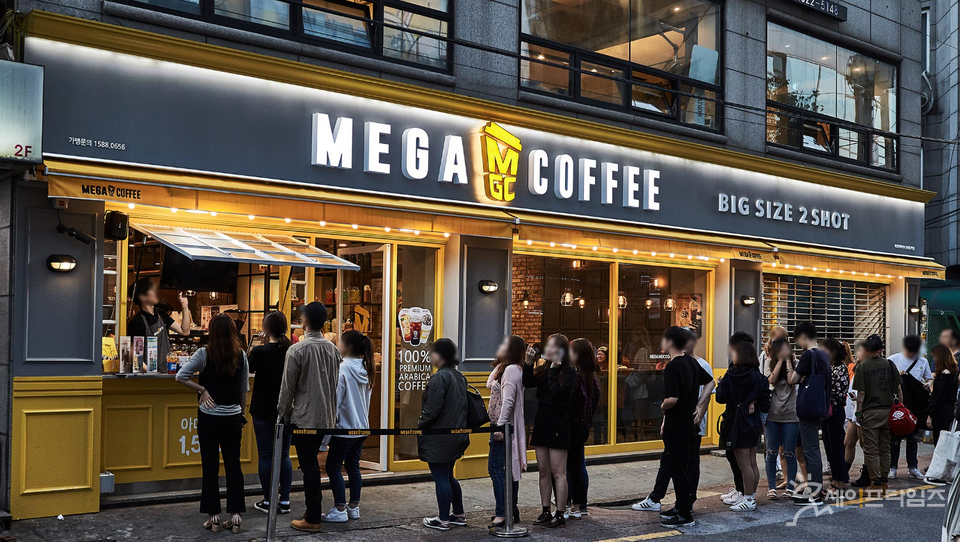 ▲ 메가커피 점포 앞에 손님들이 줄 서있다. ⓒ 메가커피 홈페이지