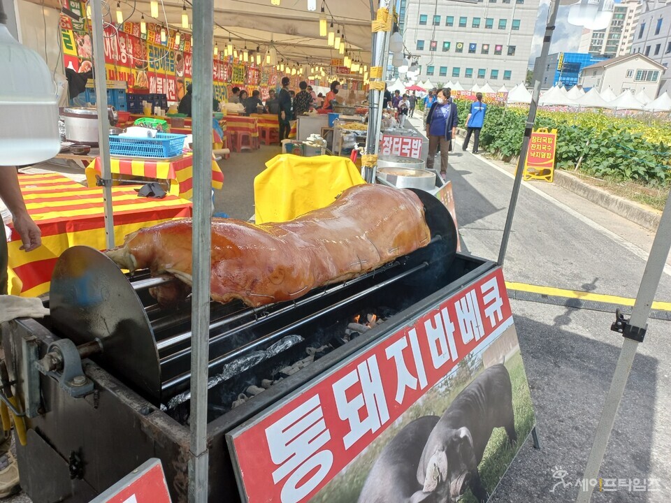 ▲ 가을 지역축제에서 다양한 음식이 판매되고 있다. ⓒ 김미영 기자