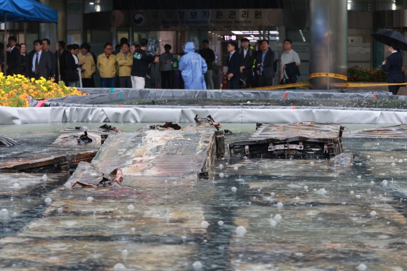 ▲ 국가정보자원관리원 화재로 인해 불에 탄 리튬이온 배터리가 소화주소에 담겨 있다. ⓒ 연합뉴스