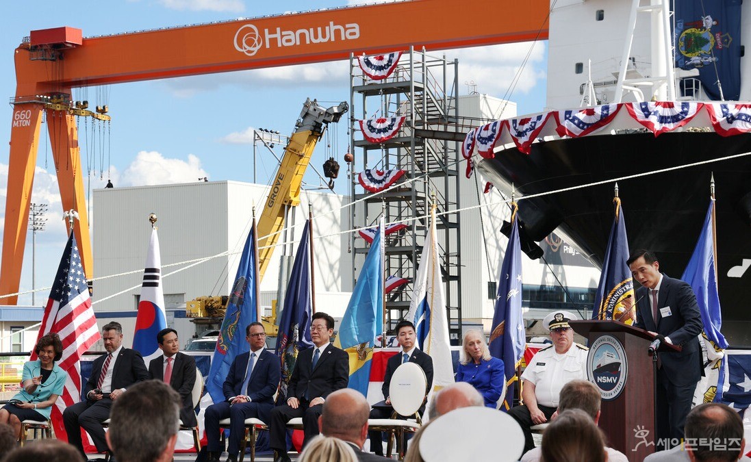 ▲한화오션 필리조선소에 방문한 한화그룹 김동관 부회장이 미국 해사청(MARAD)이 발주한 '국가안보 다목적 선박' 3호선 '스테이트 오브 메인(State of Maine)'호에 대한 명명식 행사에서 50억달러 투자를 발표하고 있다. ⓒ  한화 