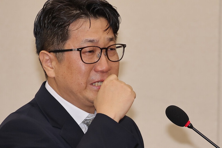 ▲ 15일 기후에너지환경고용노동위원회 국정감사에서 참고인 신분으로 출석한 문지석 검사가 쿠팡cfs 관련 질의에 답변하던 중 눈물을 흘리고 있다. ⓒ 연합뉴스