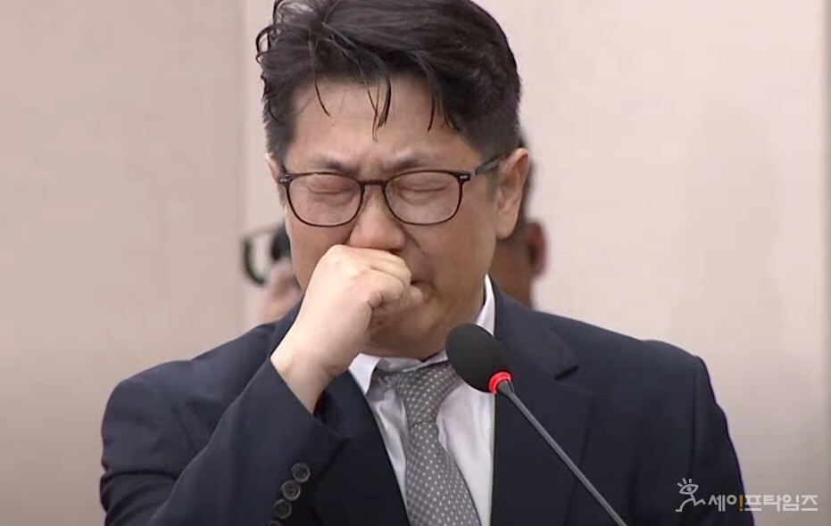 ▲ 15일 국회에서 열린 기후에너지환경노동위원회 국정감사에 출석한 문지석 부장검사가 눈물을 참으며 쿠팡풀필먼트서비스(CFS) 관련 질의에 답하고 있다. ⓒ 국회방송 