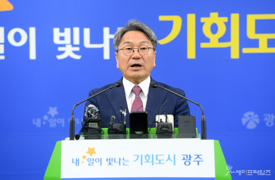 ▲ 강기정 광주시장이 21일 기자회견을 통해 "대한민국 AI 3강으로 가는 가장 빠른 길은 광주에 '국가AI컴퓨팅센터'를 설립하는 것"이라며 국가AI컴퓨팅센터 광주 유치를 정부와 기업에 긴급호소하고 있다.  ⓒ 광주시