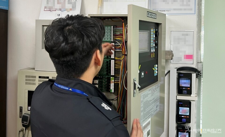 ▲ 대전소방본부 관계자가 대학수능시험장 화재안전 조사를 실시하고 있다. ⓒ 대전소방본부