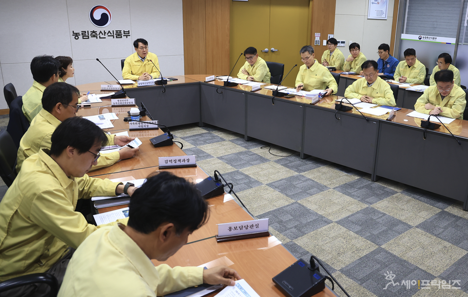 ▲ 고병원성 조류인플루엔자 중앙사고수습본부 관계자들이 광주 소규모 기러기 농장에서 고병원성 조류인플루엔자가 발생해 방역관리 강화를 위한 대책회의를 하고 있다. ⓒ 농식품부