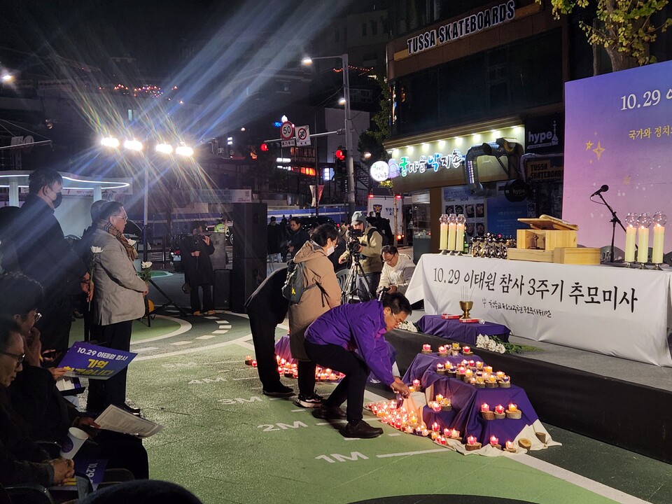 ▲ 10·29 이태원 참사 3주기를 이틀 앞둔 27일 오후 6시 34분 서울 용산구 녹사평역 인근 광장(이태원광장)에서 희생자들의 3주기를 추모하는 미사가 열렸다. 오후 6시 34분은 3년 전 참사 당일 최초로 112 신고가 접수된 시각이다. ⓒ 연합뉴스