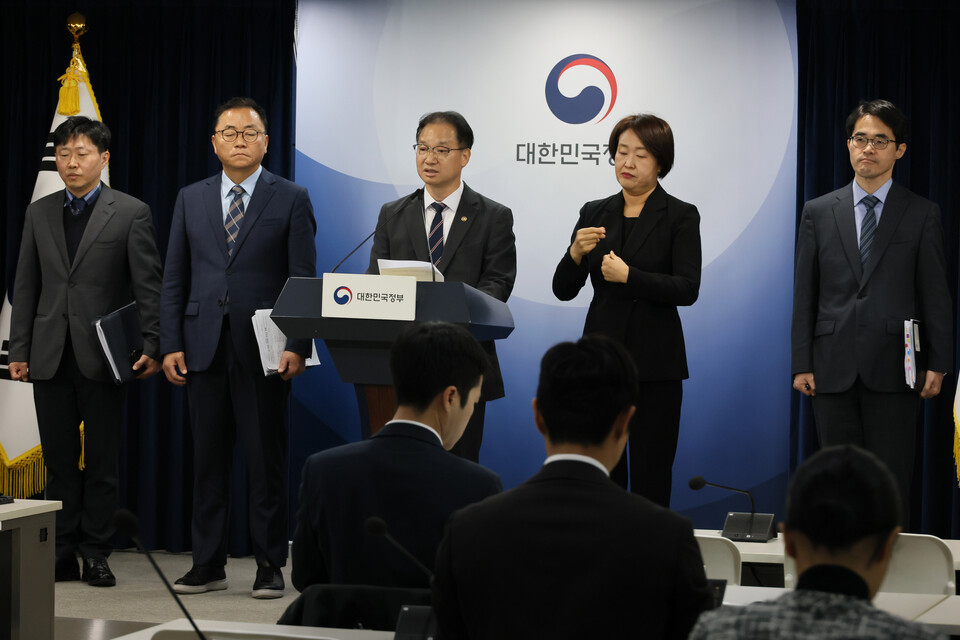 ▲ 김영수 국무조정실 국무 1차장이 서울 종로구 정부서울청사에서 10.29 이태원 참사 합동감사 결과를 발표하고 있다. ⓒ 연합뉴스