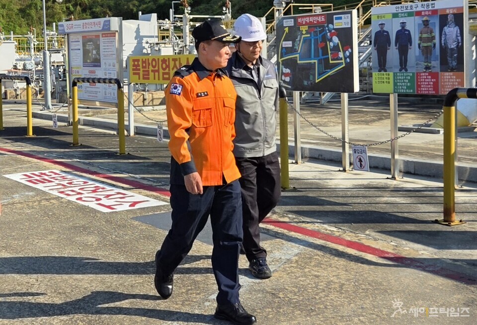   ▲ 김문용 대전소방본부장이 대한송유관공사 대전지사를 방문해 안전관리를 점검하고 있다. ⓒ 대전소방본부