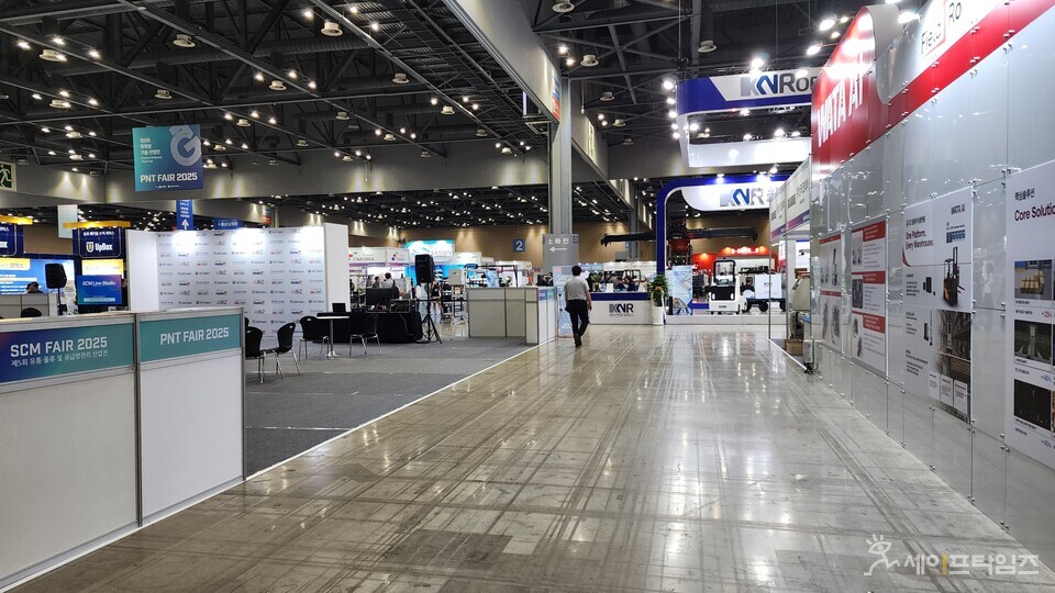 ▲ 스마트 공장자동화와 AI  응용 기술에 대한 전시회가 눈에 띄게 늘고 있다. ⓒ 김춘만 논설위원