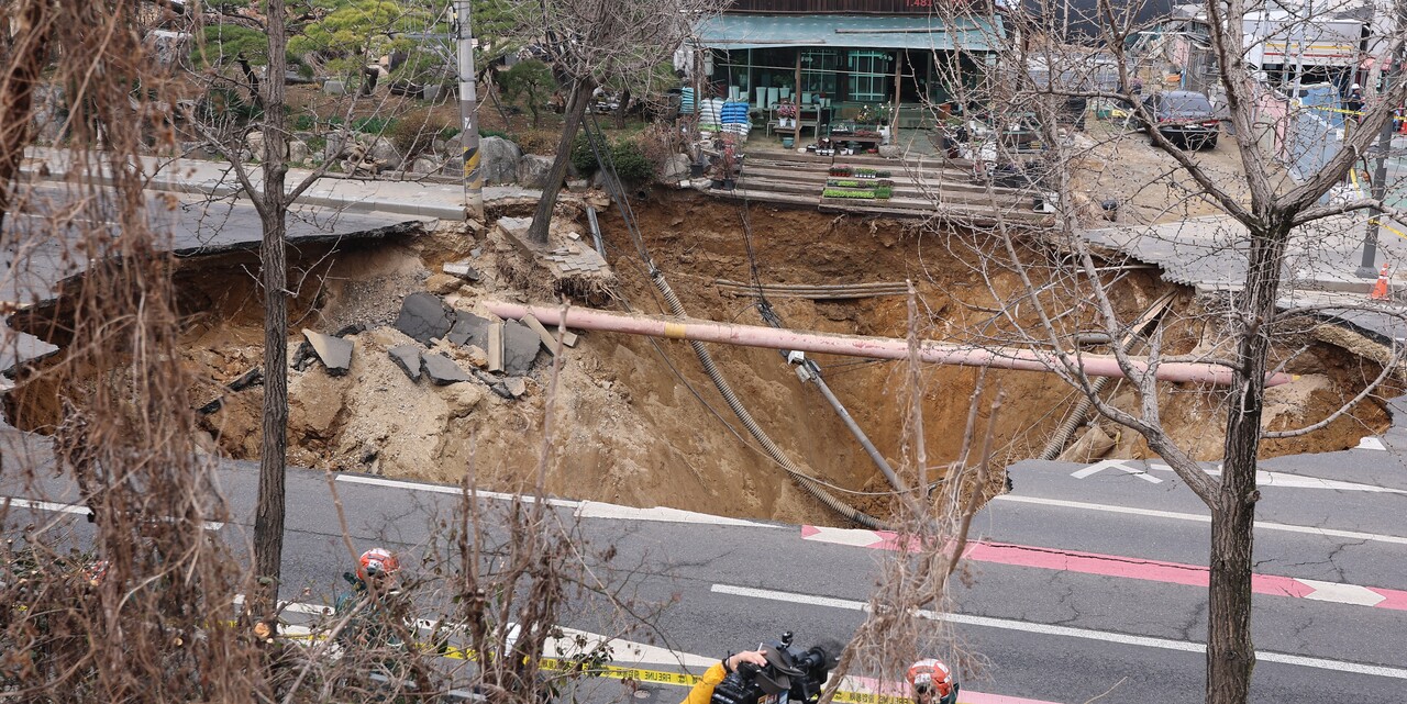 ▲ 처참한 광경의 서울 강동구 대형 싱크홀 발생 현장. ⓒ 연합뉴스 