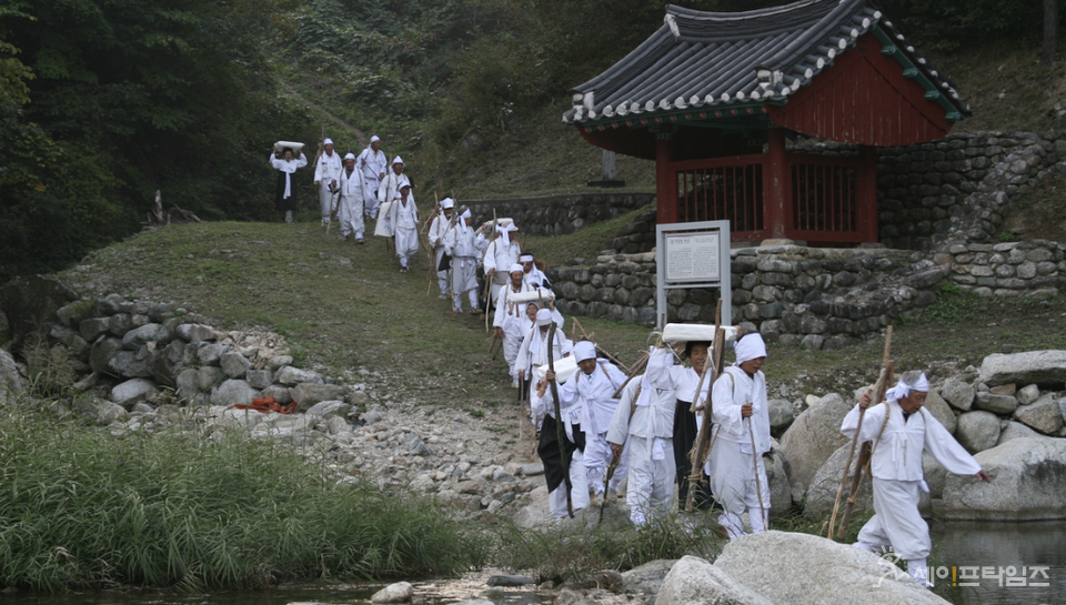 ▲ 세계식량농업기구(FAO)가 세계중요농업유산으로 등재한 경북 울진 금강송 산지농업시스템의 등재 바지게꾼 모습. ⓒ울진군