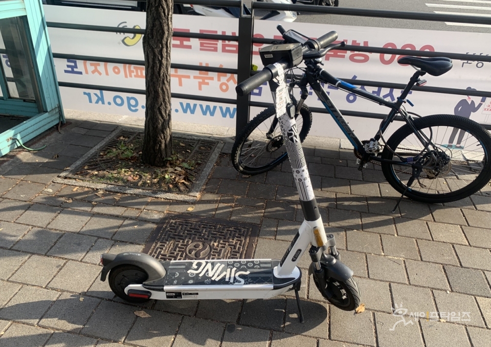 ▲ 전동킥보드가 인도 중간에 방치돼 있다. ⓒ 김소연 기자