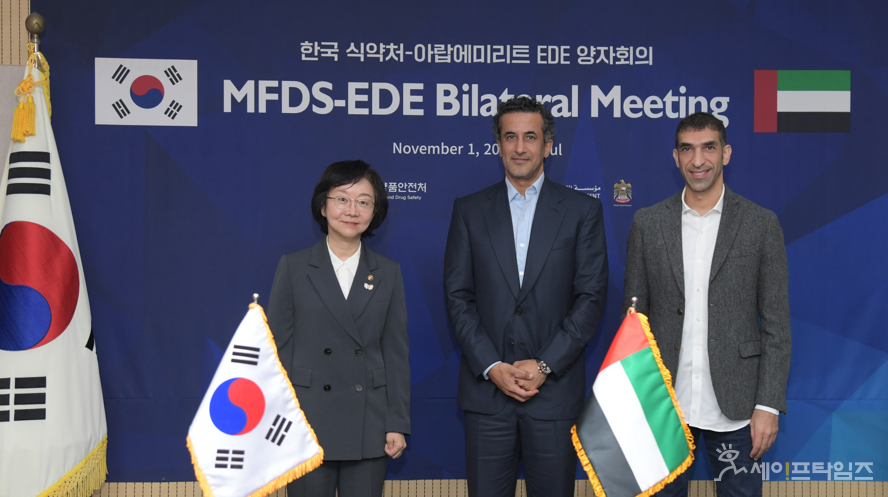 ▲ 식품의약품안전처와 아랍에미리트(UAE) 의약품청(EDE) 관계자가 양자회의를 하고 있다. 왼쪽부터 오유경 식품의약품안전처장·사이드 알하제리 EDE 의장 겸 국무장·관타니 알제유디 대외무역부장관. ⓒ 식약처