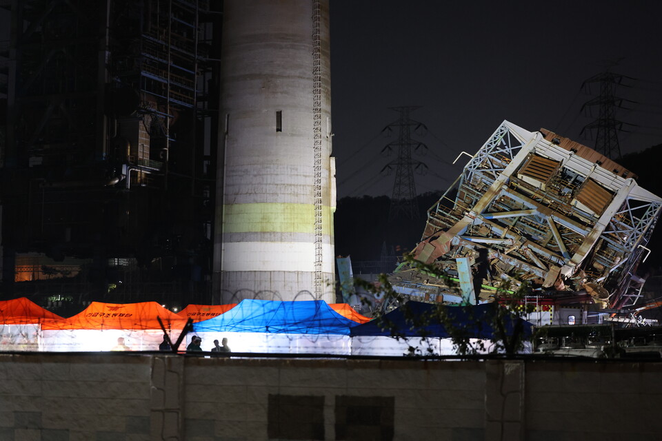 ▲ 6일 오후 울산시 남구 용잠동 한국동서발전 울산발전본부 울산화력발전소 보일러 타워 붕괴 사고 현장에서 야간작업이 이어지고 있다. ⓒ 연합뉴스