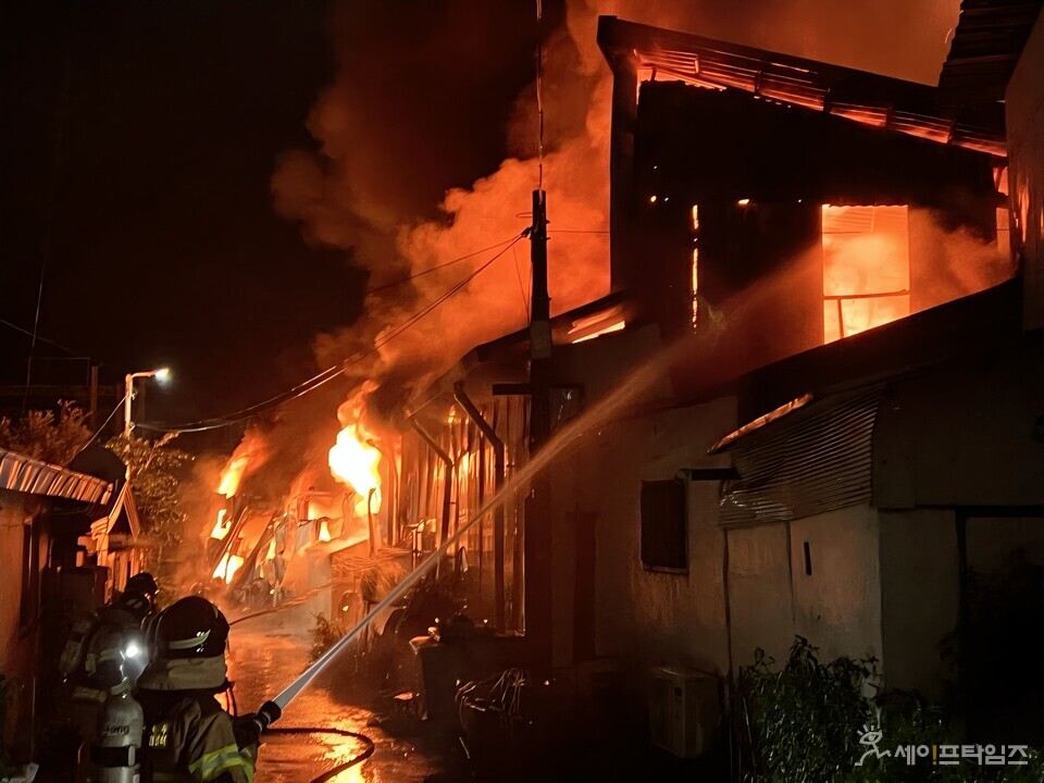  ▲ 대전소방본부가 대전 서구 관저동 공장화재를 진압을 하고 있다. ⓒ 대전소방본부