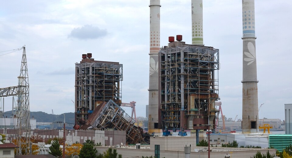 ▲ 한국동서발전 울산발전본부 울산화력발전소 사고 닷새째인 10일 무너진 보일러 타워 5호기 양옆으로 발파 예정인 4·6호기가 서 있다. ⓒ 연합뉴스