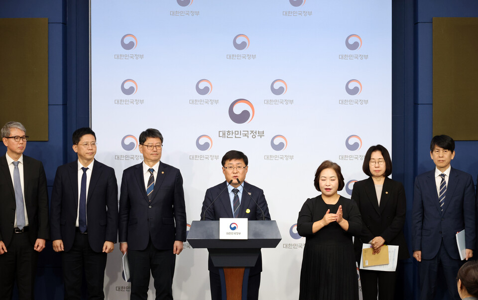 ▲ 김성환 기후에너지환경부 장관이 10일 정부서울청사에서 2035 국가온실가스 감축목표 및 제4차 계획기간 배출권 할당계획을 발표하고 있다. ⓒ연합뉴스