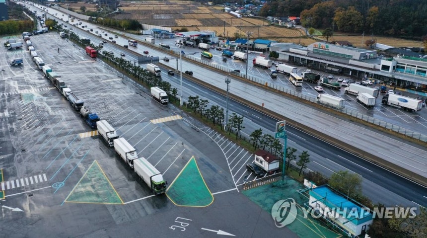 ▲ 고속도로 휴게소에 들어가기 위해 줄지어 있는 차량들.