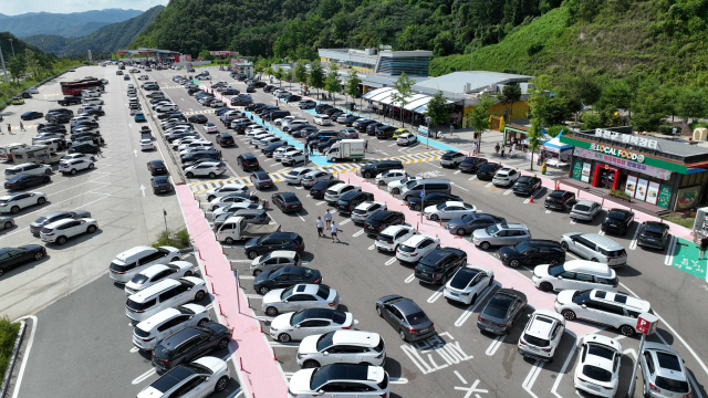 ▲ 고속도로 휴게소를 이용하기 위해 주차장에 들어찬 차량들.