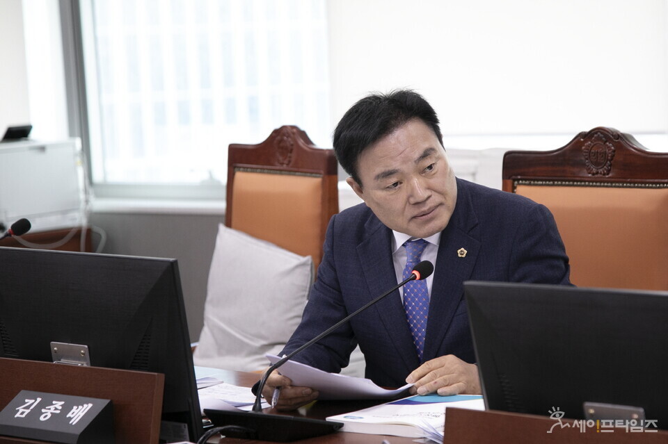 ▲ 10일 도시개발국 행정사무감사에서 김종배 경기도의원이 주요 현안 전반에 대해 질의하고 있다. ⓒ 의원실