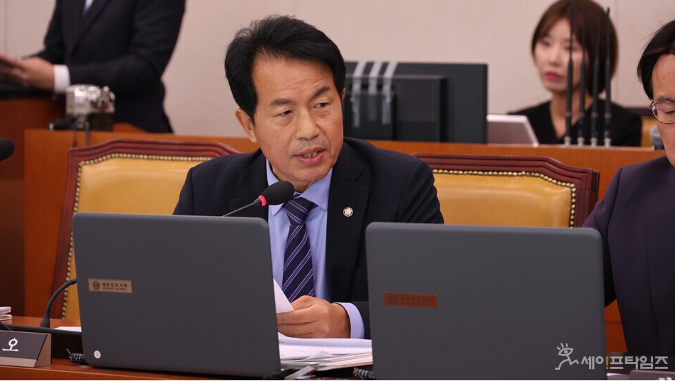 ▲ 진보당 윤종오 의원이 11일 국토교통위원회 전체회의에서 울산 한국동서발전소 보일러실 해체 현장 붕괴 사고의 원인과 제도적 허점을 지적하며 대책 마련을 촉구하고 있다. ⓒ 의원실