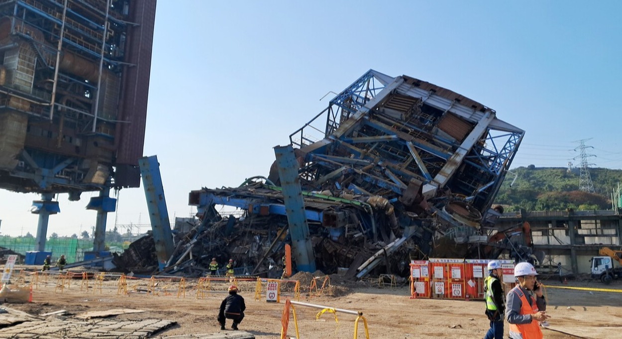 ▲ 소방당국이 한국동서발전 울산발전본부 대형구조물 붕괴현장에서 구조작업을 하고 있다. ⓒ 울산소방본부