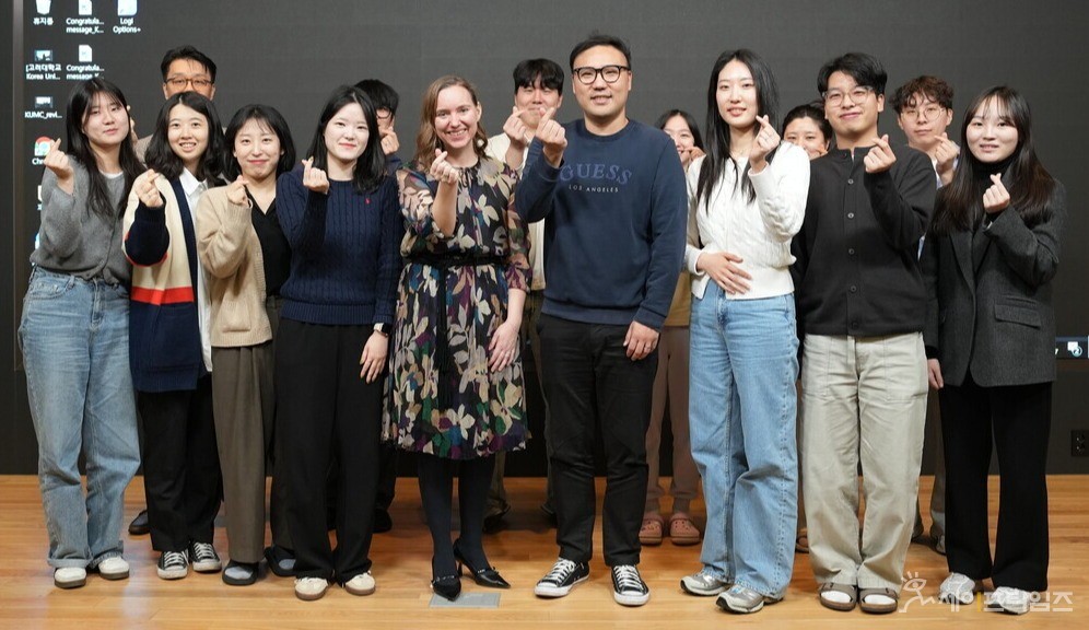 ▲ 고려대 의대가 오스트리아 인스브루크 의과대학 아델하이트 뵈러 교수 초청 강연 개최 후 단체사진을 촬영하고 있다. ⓒ 고려대 의대