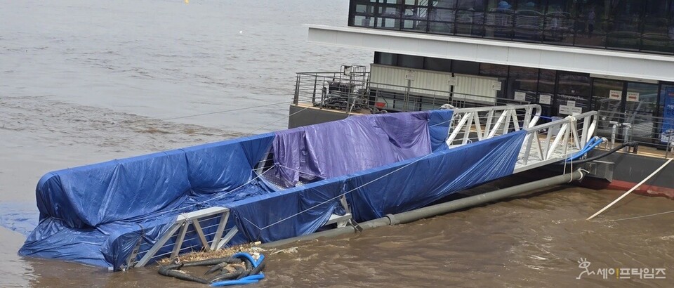 ▲ 지난 7월 풍수해로 한강버스 잠실 선착장이 기울어지고 도교가 물에 잠겨있다. ⓒ 양부남 의원실