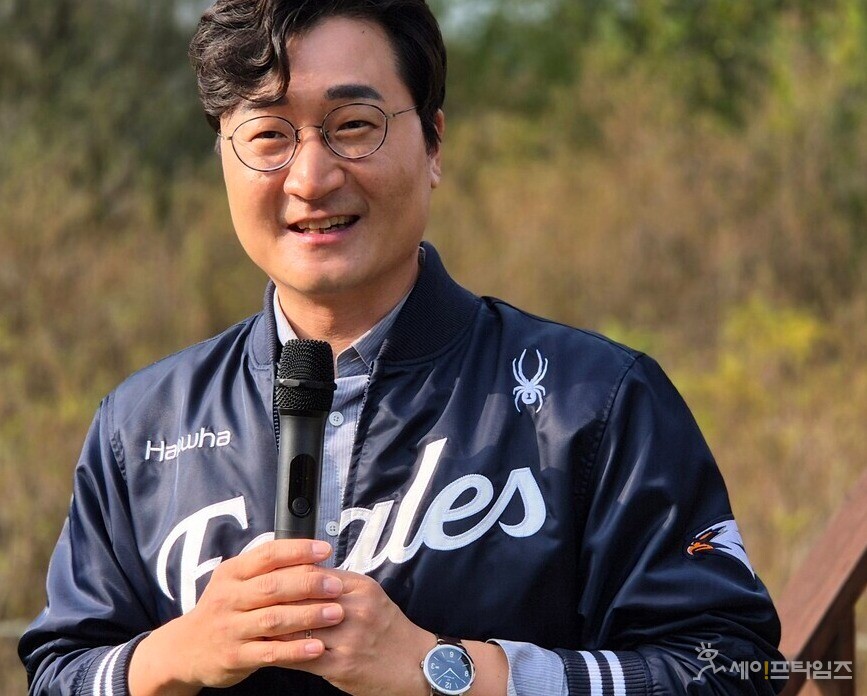  ▲ 장철민 의원이 시민과 함께한 대전 대청호 걷기 행사에서 인사말을 하고 있다. ⓒ 오선이 기자