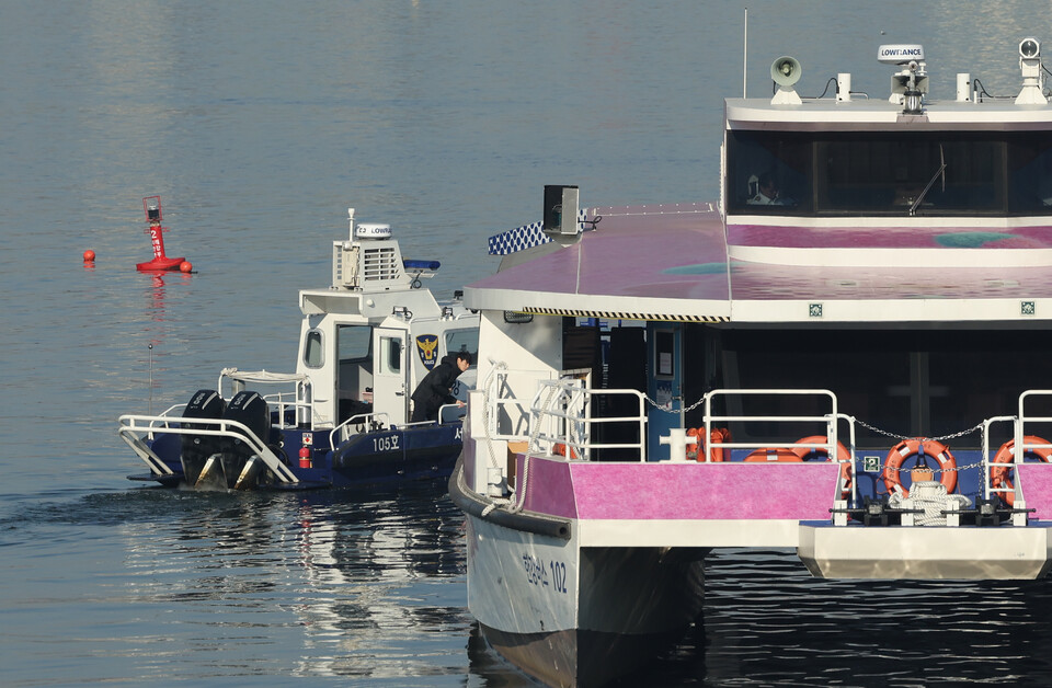 ▲ 16일 서울 송파구 잠실선착장 부근 강바닥에 걸려 멈춘 한강버스와 주변 등대에서 경찰이 사고조사를 하고 있다. ⓒ 연합뉴스