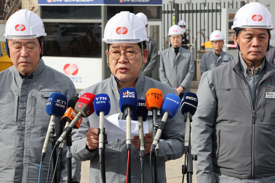 ▲ 울산화력발전소 보일러 타워 붕괴 사고 8일째인 13일 한국동서발전 권명호 사장(가운데)과 임원진이 발전소 후문 앞에서 사고 후 처음으로 입장을 발표하고 있다. ⓒ 연합뉴스